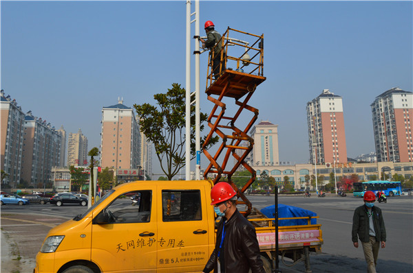 工程部作業(yè)人員正在給飄桿涂漆.jpg